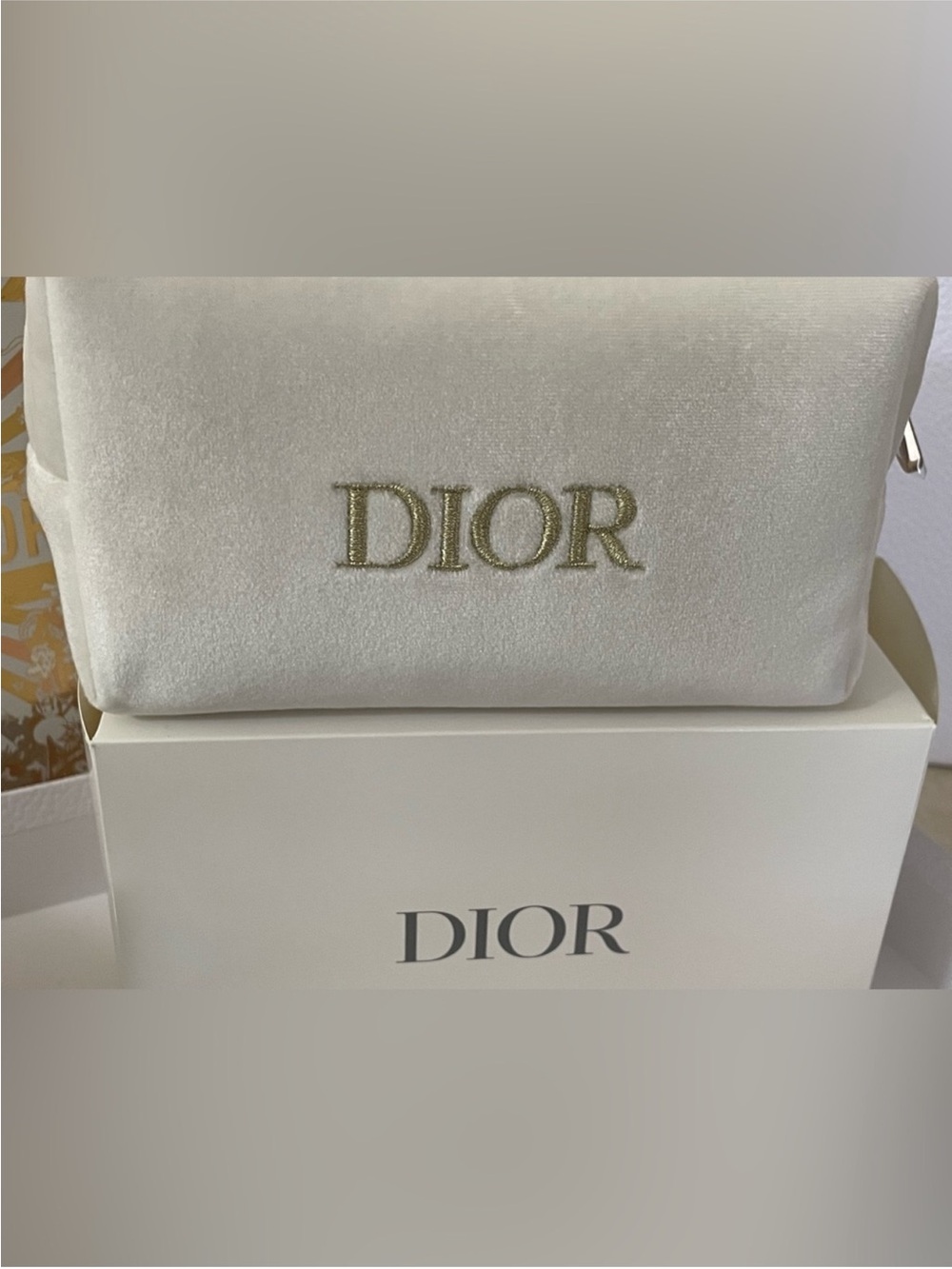 Dior Cream Velvet Cosmetic Pouch
6-piece Bundle in Limited Edition
Box - Picture 10 of 13